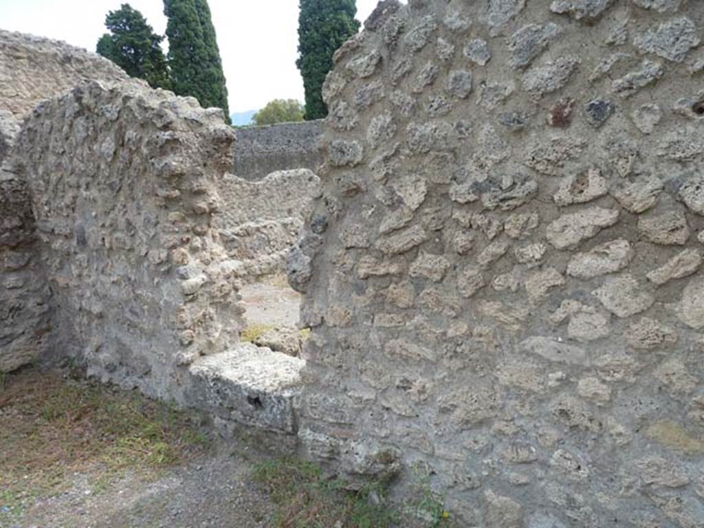 VIII.4.43 Pompeii. September 2015. South wall with doorway through to stable at VIII.4.42. According to Fiorelli - VIII.4.43 – Vi era di fianco una cella pel custos stabuli, che guardava in esso, e communicava con la bottega attigua. (translation: “At the side was a room for the custos stabuli, which communicated with the adjoining shop”.
See Pappalardo, U., 2001. La Descrizione di Pompei per Giuseppe Fiorelli (1875). Napoli: Massa Editore. (p.130).