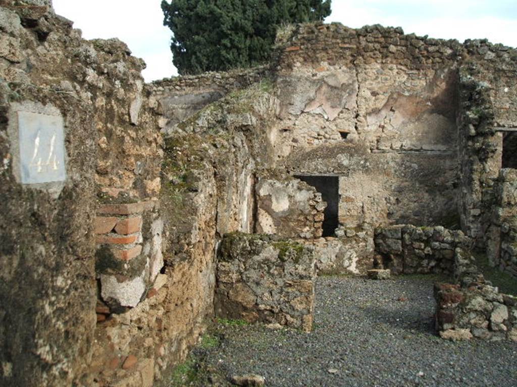 VIII.4.44 Pompeii. December 2004. Looking east across shop, behind which was the triclinium.
