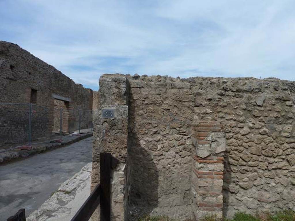 VIII.4.44 Pompeii. September 2015. North wall of shop near entrance doorway.