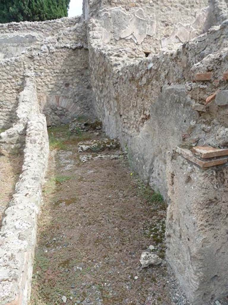 VIII.4.45 Pompeii. September 2015. Looking east along south wall of corridor.