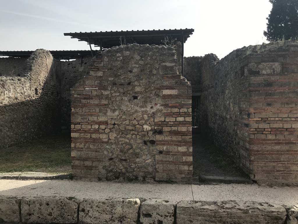VIII.4.50 Pompeii, on left and VIII.4.49. April 2019.
Looking east to pilaster between two linked doorways. Photo courtesy of Rick Bauer.