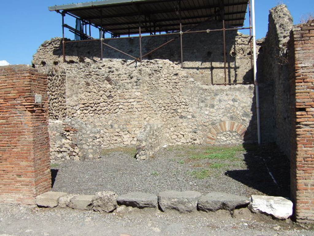 VIII.4.51 Pompeii. September 2005. Entrance, looking east to large rear room, found with large terracotta pots, probably storing oil.