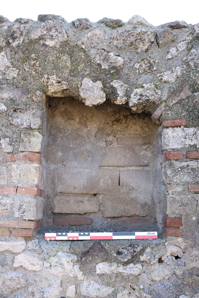 VIII.4.51 Pompeii. December 2018.
Detail of niche in south wall. Photo courtesy of Aude Durand.
