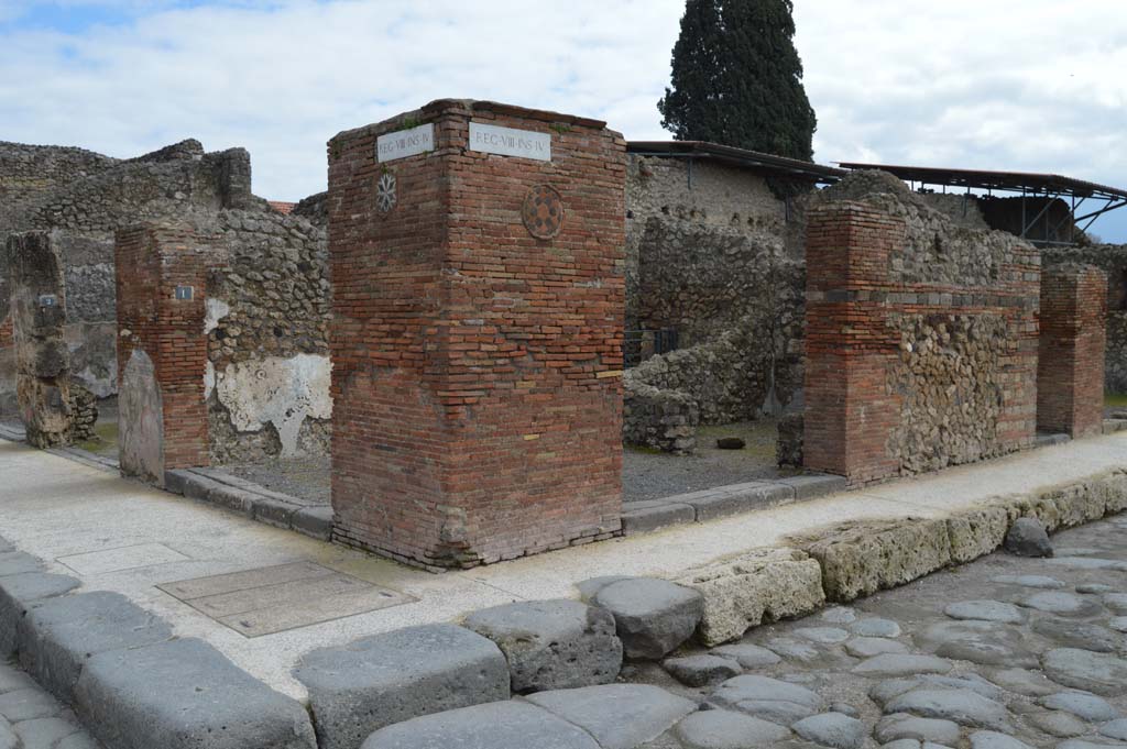VIII.4.53 Pompeii, centre right. March 2018.
Looking south-east towards entrance from junction of Via dell’Abbondanza, on left, and Via dei Teatri, on right.
Foto Taylor Lauritsen, ERC Grant 681269 DÉCOR.