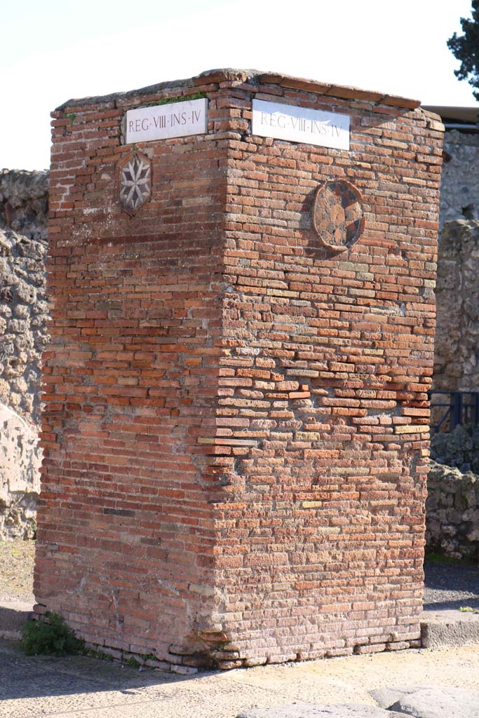 VIII.4.53 Pompeii, on right. December 2018.
Corner pilaster between Via dell’Abbondanza, on left, and Via dei Teatri, on right.
Photo courtesy of Aude Durand.