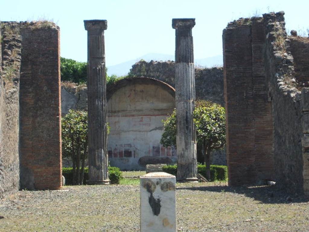 VIII.5.2 Pompeii. May 2005. Looking south through Tablinum to Garden.