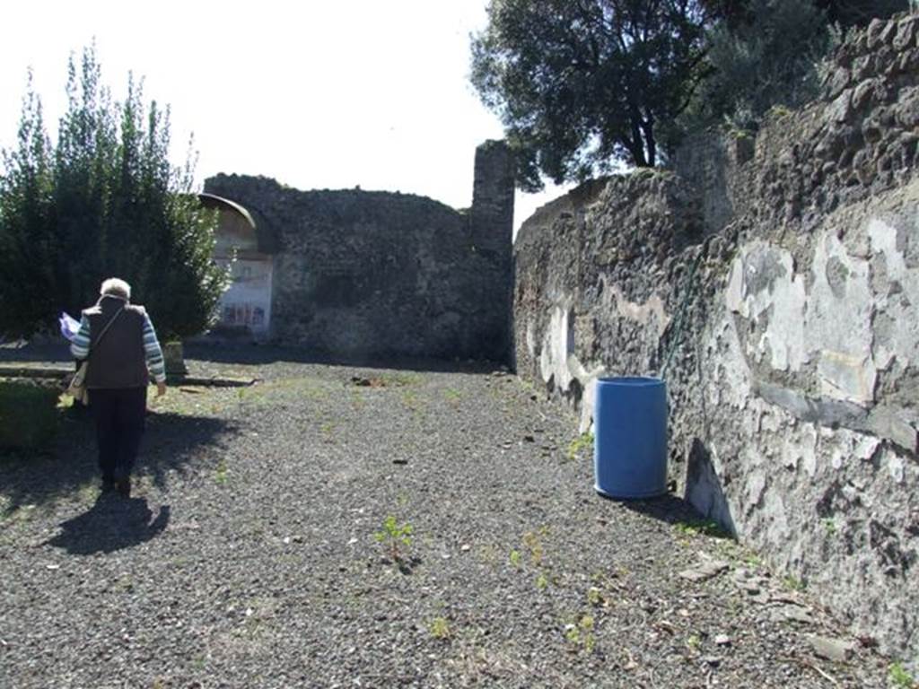 VIII.5.2 Pompeii. March 2009. Room 8. Peristyle Garden. West Portico. When excavated there were no columns on the West Portico side.