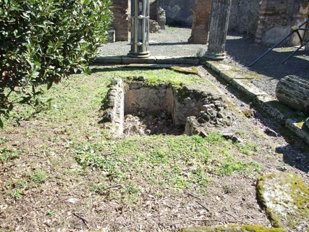 VIII.5.2 Pompeii. March 2009. Room 8. Peristyle garden. South end. Rectangular pool, with semicircular side.