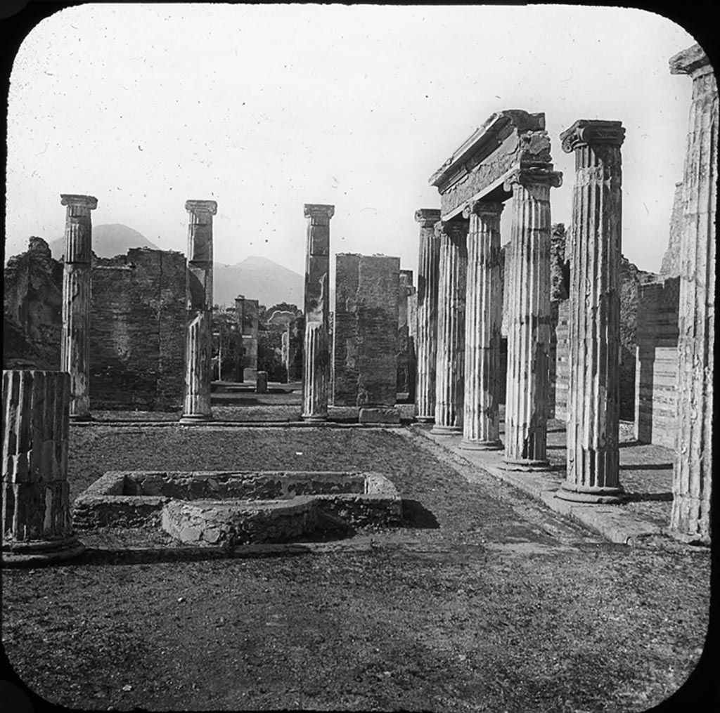 VIII.5.2 Pompeii. Room 8, looking north across the peristyle garden towards atrium and entrance doorway.
Photo by permission of the Institute of Archaeology, University of Oxford. File name instarchbx202im 020 Resource ID. 44494
See photo on University of Oxford HEIR database