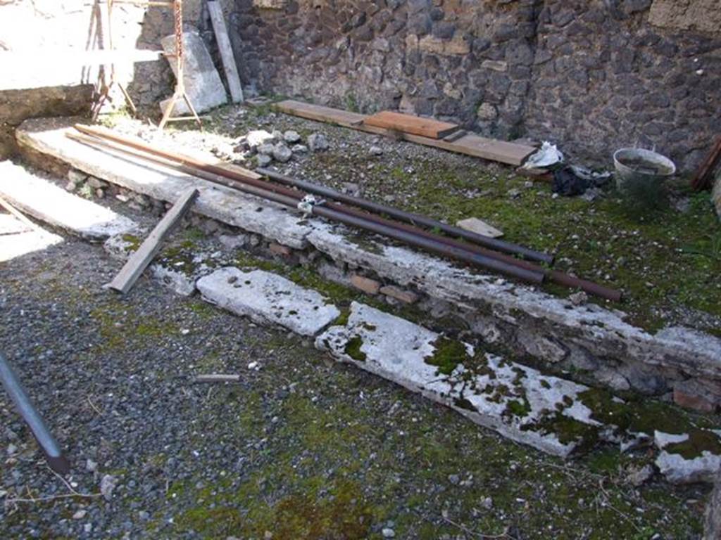 VIII.5.2 Pompeii. March 2009. Room 22. Ala, with two marble steps for the cupboard.