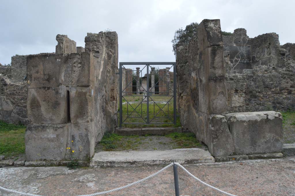 VIII.5.2 Pompeii. March 2019. Looking south to entrance doorway and vestibule.
Foto Taylor Lauritsen, ERC Grant 681269 DÉCOR.