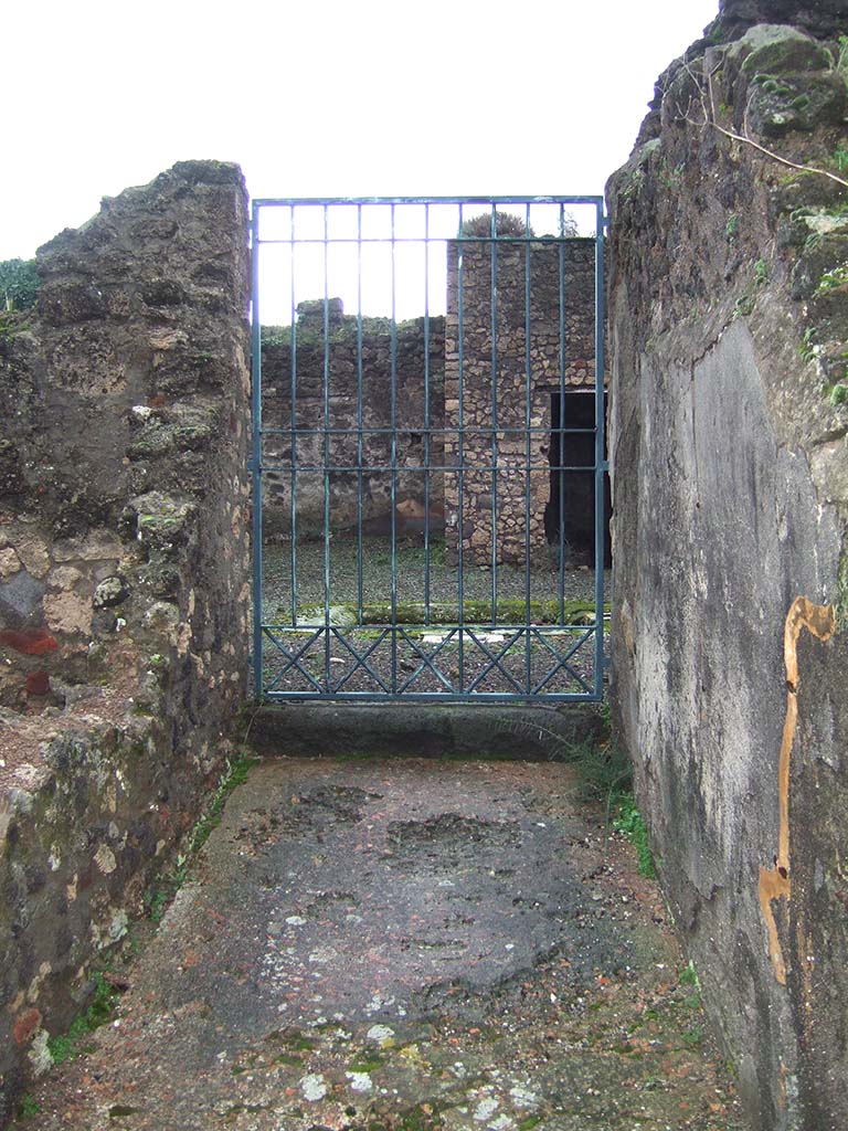 VIII.5.5 Pompeii. December 2005. Entrance to atrium at south end of entrance corridor.