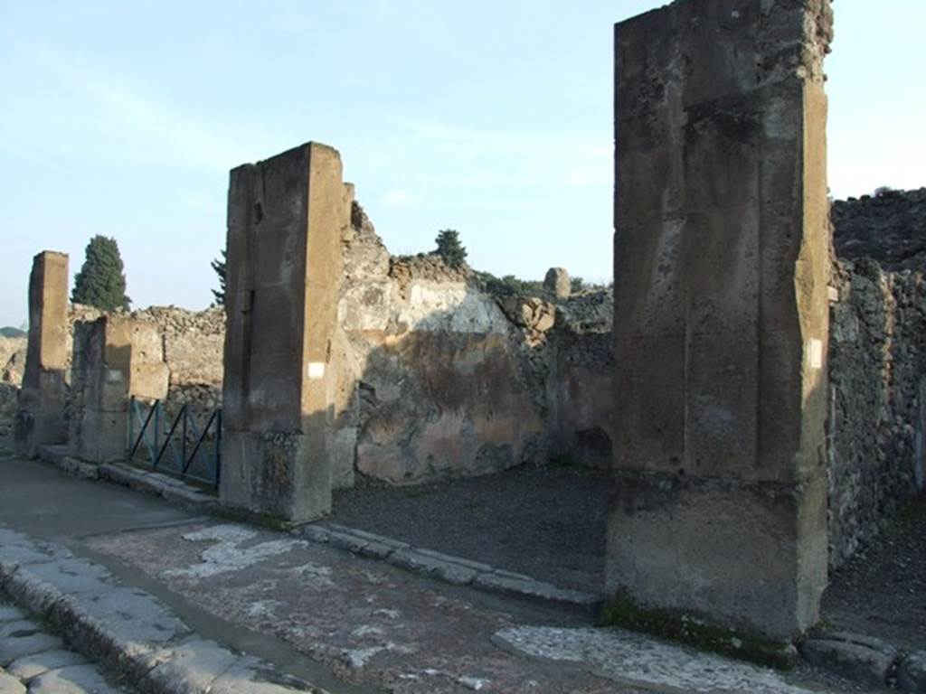 VIII.5.7 Pompeii. Shop. December 2007. Entrance on Via dell’ Abbondanza.