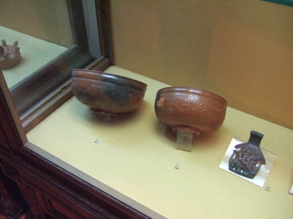 VIII.5.9 Pompeii. Two bowls found in Tablinum on 4th October 1881, together with 88 others and 37 pottery lamps. They were all packed in a wooden crate. Now in Naples Archaeological Museum.