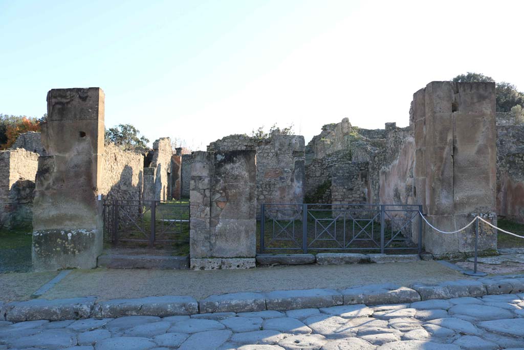 Via dell’Abbondanza, Pompeii. South side. December 2018.
Entrance doorways, VIII.5.9, centre left, and VIII.5.8, centre right. Photo courtesy of Aude Durand.