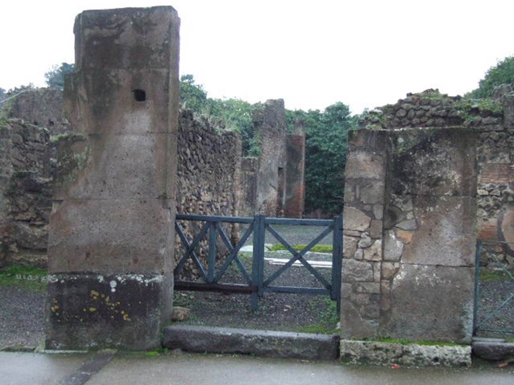 VIII.5.9 Pompeii. December 2005. Entrance.