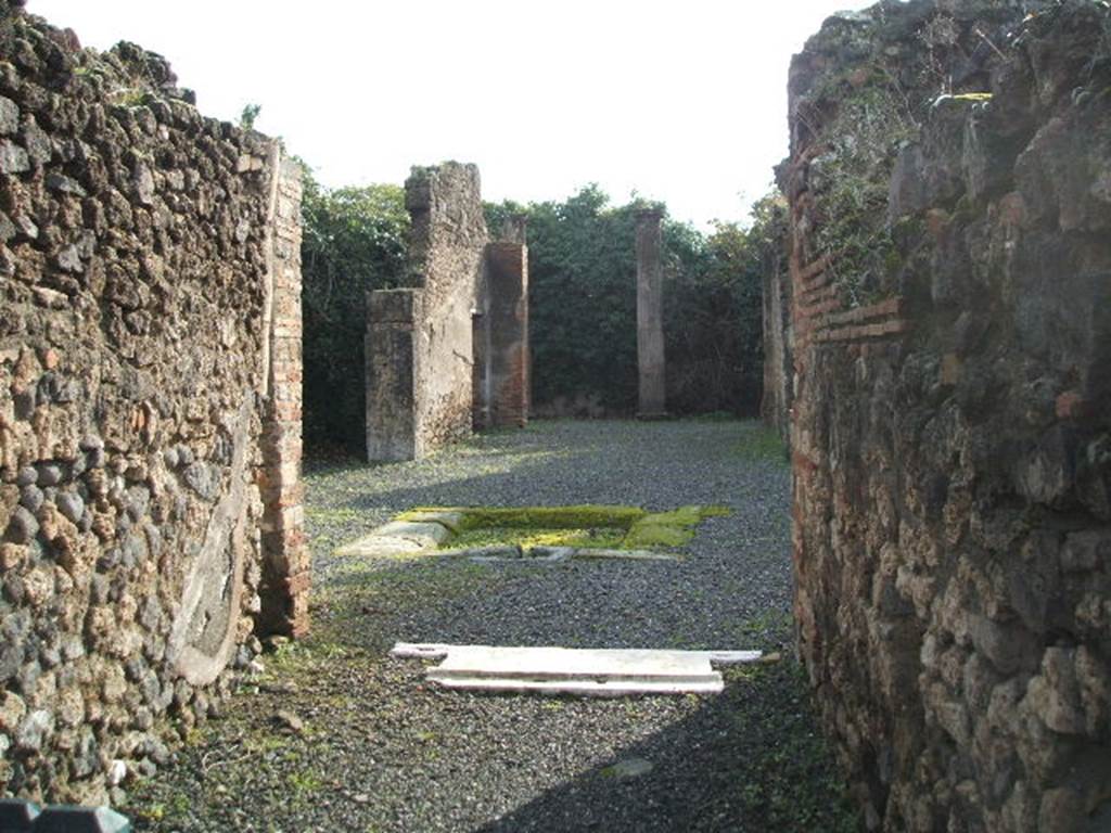 VIII.5.9 Pompeii. May 2005. Atrium, looking south from fauces.