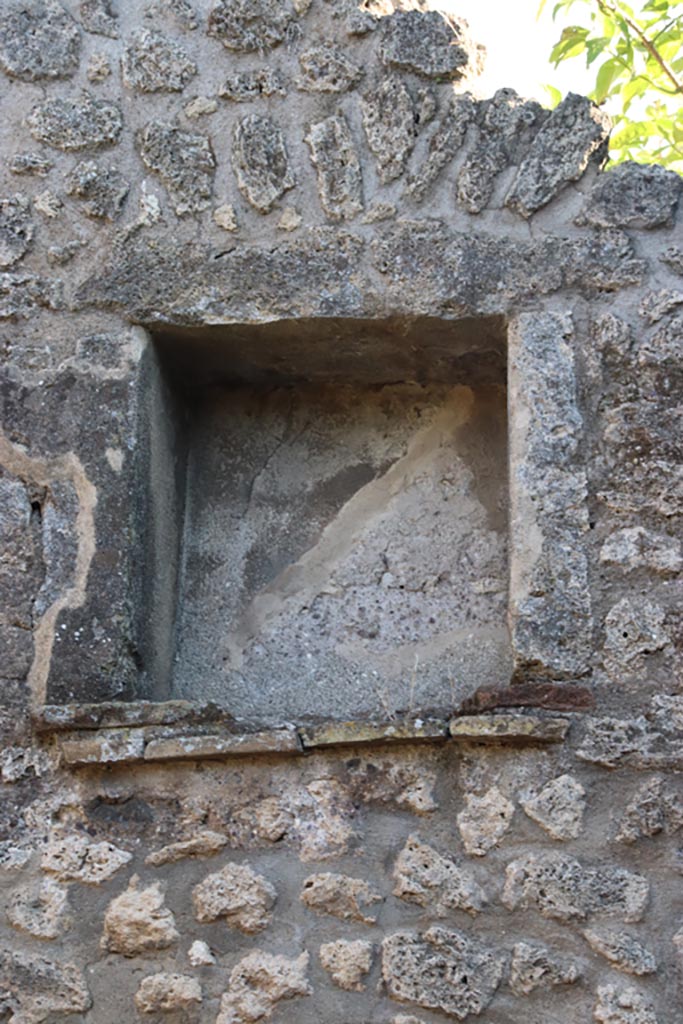 VIII.5.15 Pompeii. October 2022. Room 2, niche in upper east wall. Photo courtesy of Klaus Heese.