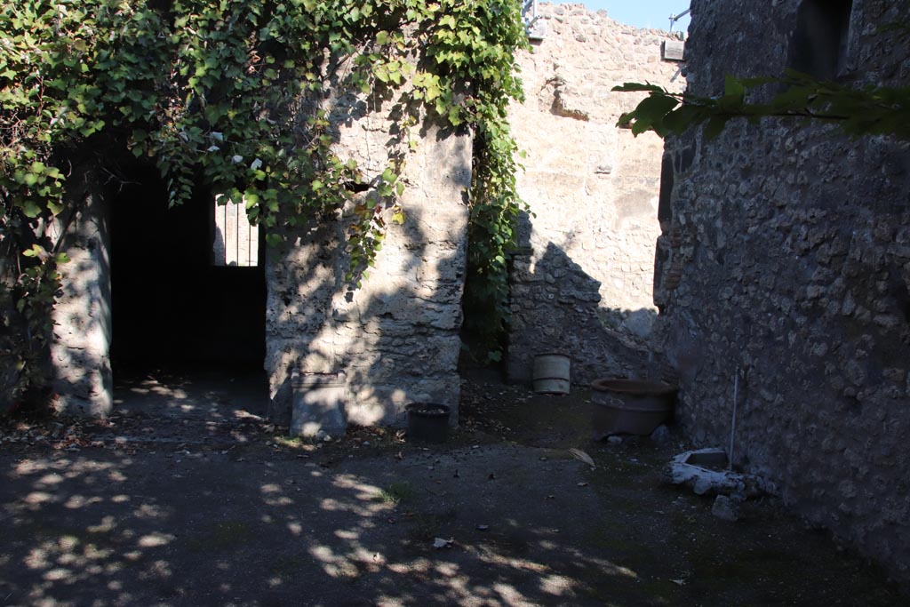 VIII.5.15 Pompeii. October 2022. Doorway to room 9 in north wall, on left. Photo courtesy of Klaus Heese.