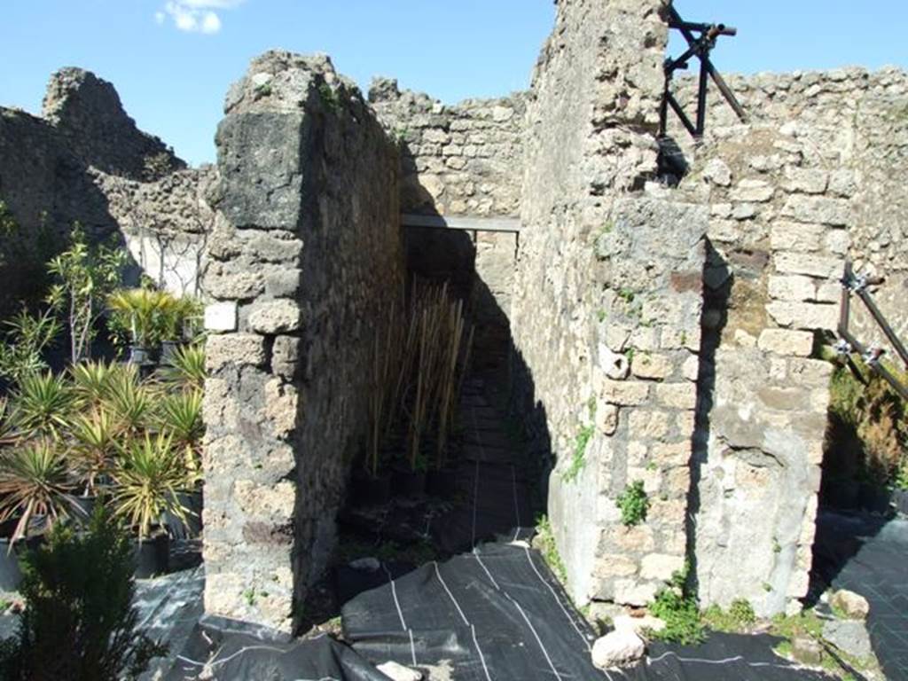 VIII.5.16 Pompeii. March 2009. Room 2, Corridor. Door to Room 1, Large Triclinium on left. Door to Room 3, Anteroom on right.