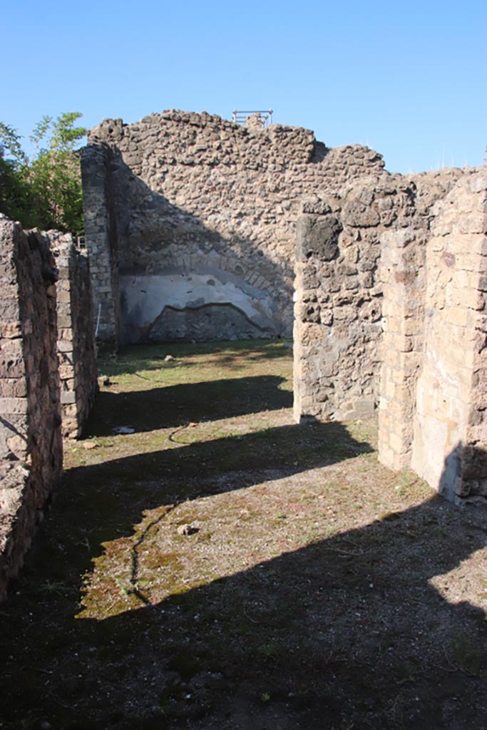 VIII.5.16 Pompeii. October 2022.
Looking west towards west wall of room 1, large triclinium. Photo courtesy of Klaus Heese.