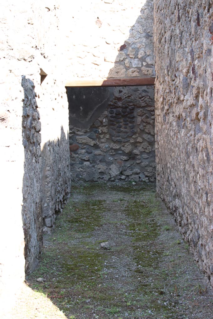 VIII.5.16 Pompeii. October 2022.
Corridor 4, looking north towards join with corridor 2. Photo courtesy of Klaus Heese.