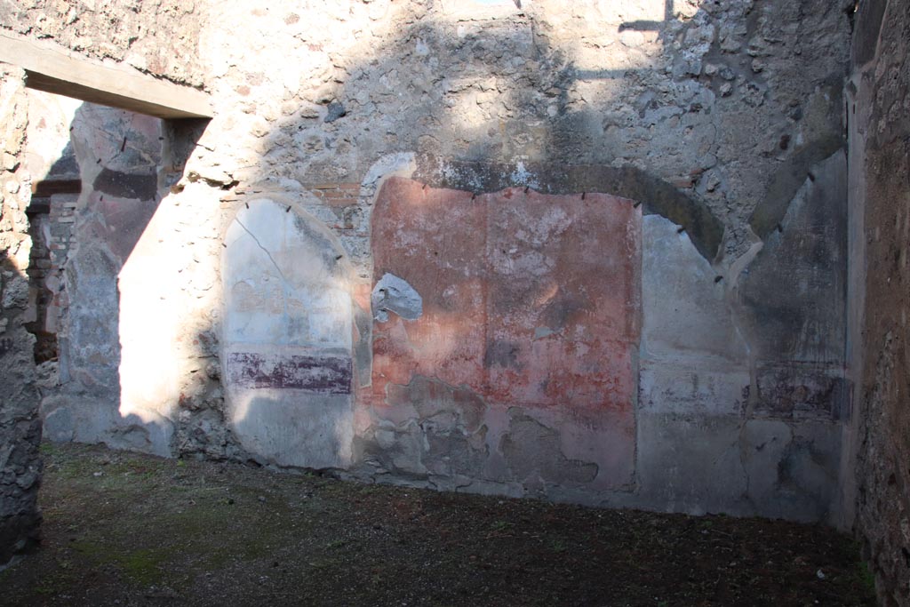 VIII.5.16 Pompeii. October 2022. Room 7, doorway from room 6, on left, and north wall. Photo courtesy of Klaus Heese.