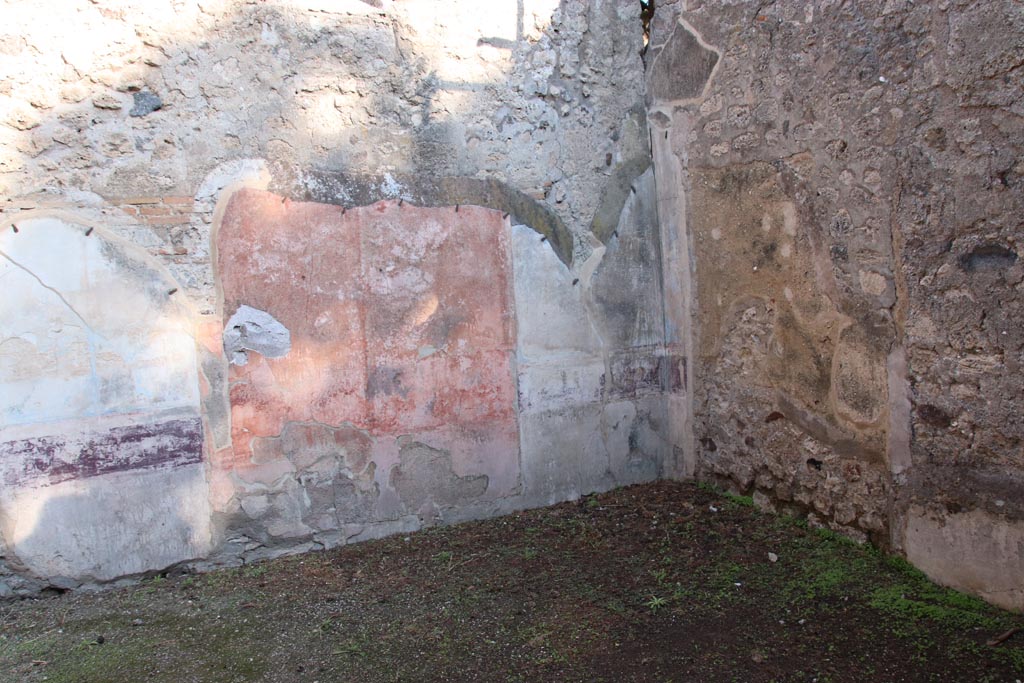 VIII.5.16 Pompeii. October 2022. Room 7, north wall and north-east corner. Photo courtesy of Klaus Heese.