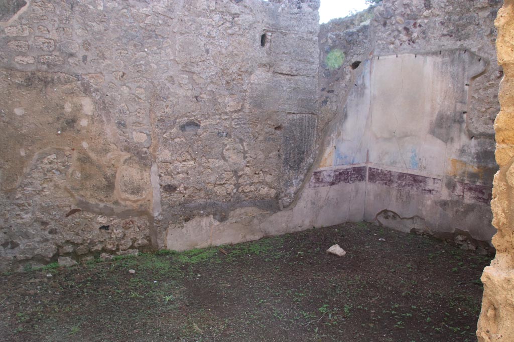 VIII.5.16 Pompeii. October 2022. Room 7, looking towards south end of east wall, and south-east corner. Photo courtesy of Klaus Heese.
