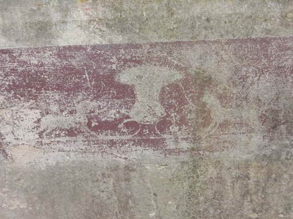 VIII.5.16 Pompeii. May 2017. Room 7, detail from south wall showing painted panthers on either side of an urn. Photo courtesy of Buzz Ferebee.