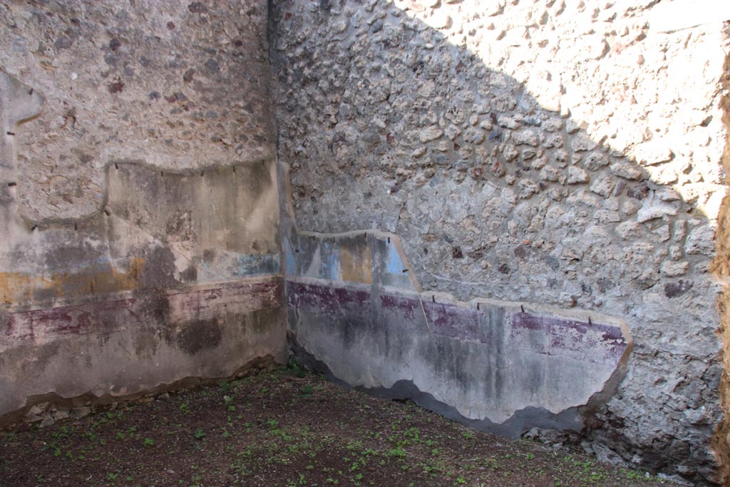 VIII.5.16 Pompeii. October 2022. Room 7, south-west corner and west wall. Photo courtesy of Klaus Heese.