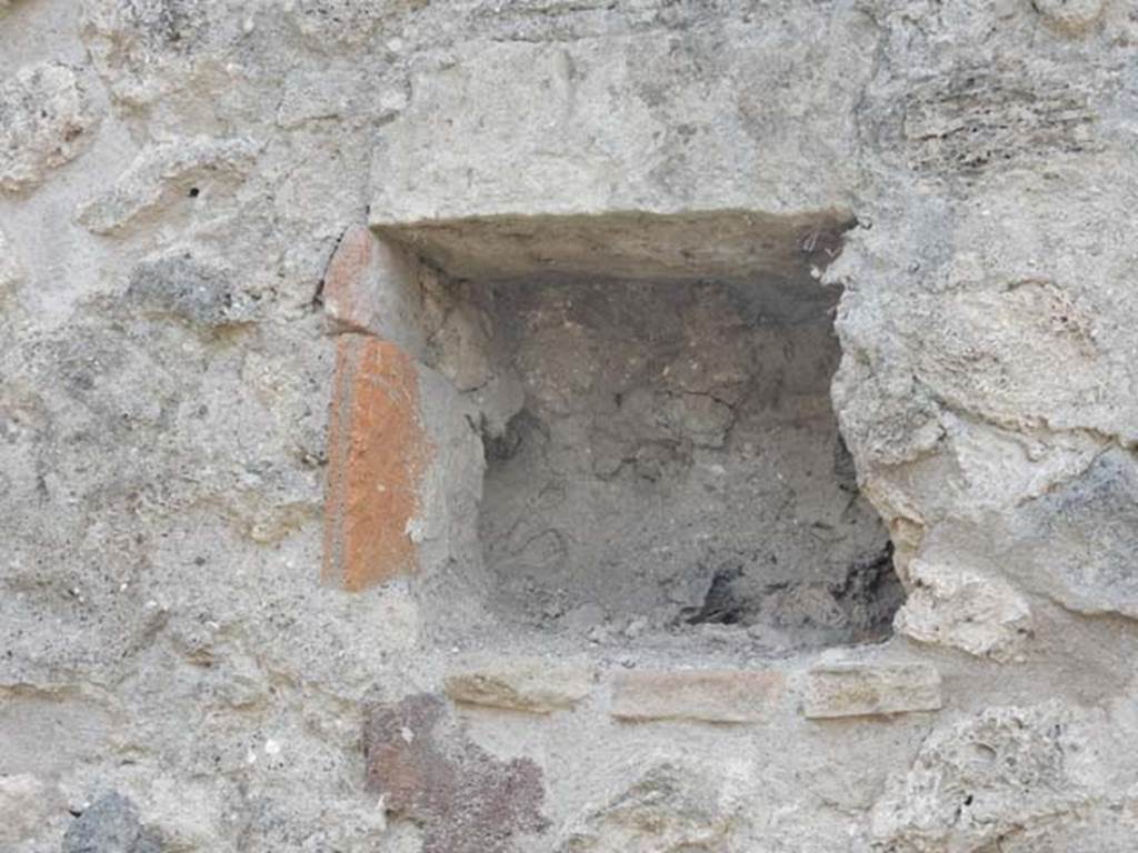 VIII.5.16 Pompeii. May 2017. Room 5, small recess in south wall. Photo courtesy of Buzz Ferebee.