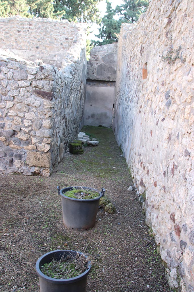 VIII.5.16 Pompeii. October 2022.
Room 5, looking towards the east end of corridor 8 in south-east corner. Photo courtesy of Klaus Heese.