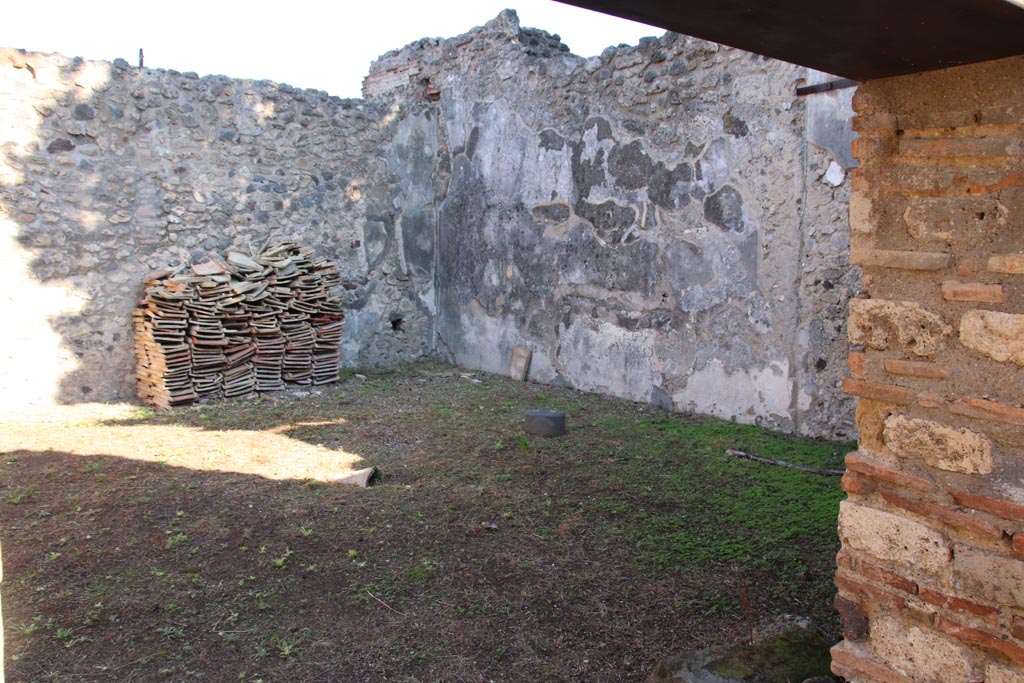 VIII.5.16 Pompeii. October 2022. Room 11, small garden area, looking south-east through doorway. Photo courtesy of Klaus Heese.