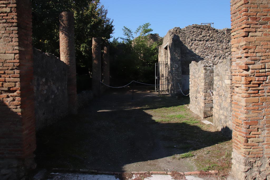 VIII.5.16 Pompeii. October 2022.
Looking west from room 5, along north portico towards entrance doorway. Photo courtesy of Klaus Heese.