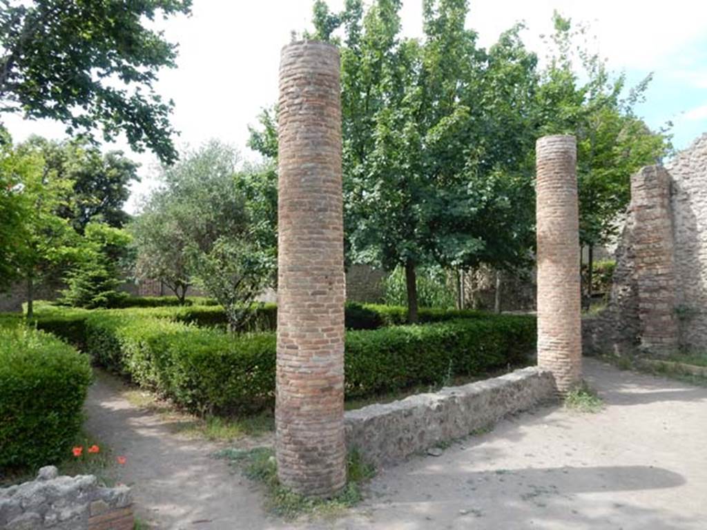 VIII.5.16 Pompeii. May 2017. Looking south-west across garden area from north portico. Photo courtesy of Buzz Ferebee.