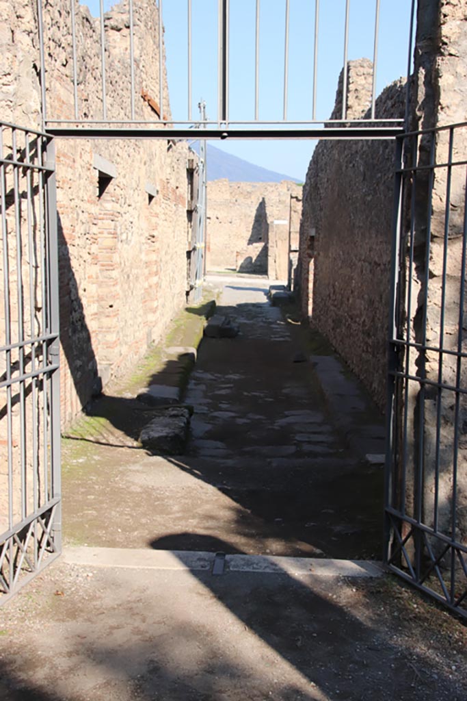 VIII.5.16 Pompeii. October 2022.
Looking north from entrance doorway. Photo courtesy of Klaus Heese.