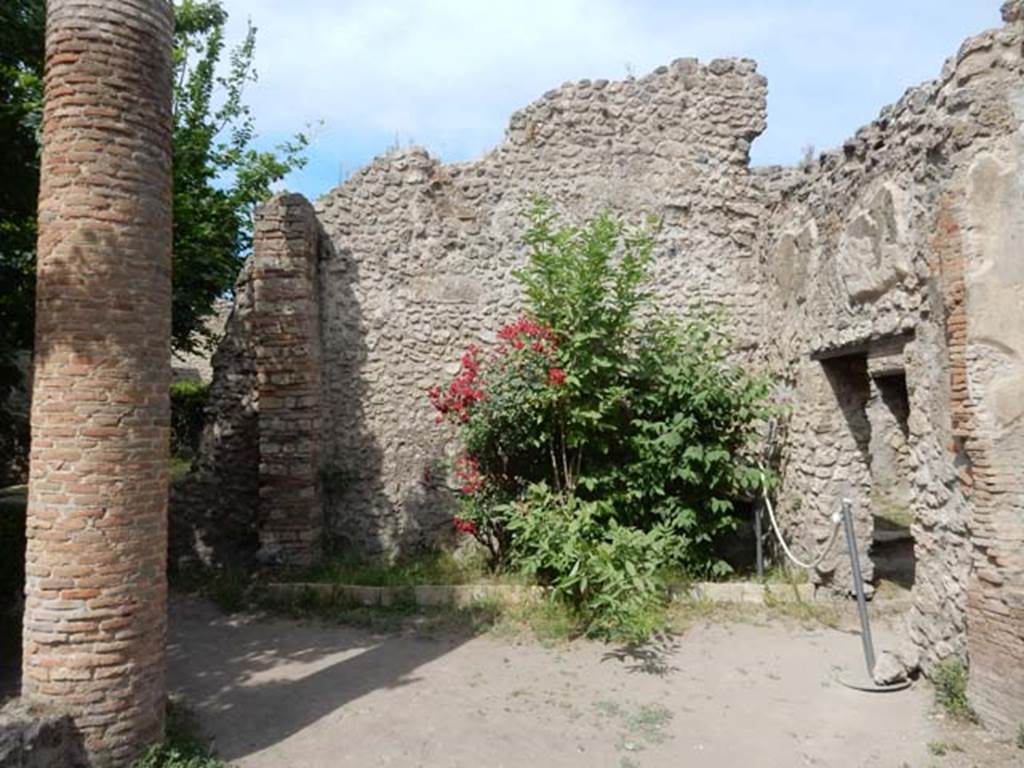 VIII.5.16 Pompeii. May 2017. Looking towards west wall of north portico, with doorway linking to room 1 of VIII.5.15, on right. Photo courtesy of Buzz Ferebee.
