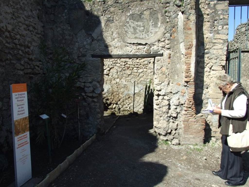 VIII.5.16 Pompeii. March 2009. North Portico, looking north to doorway to VIII.5.15 and entrance.