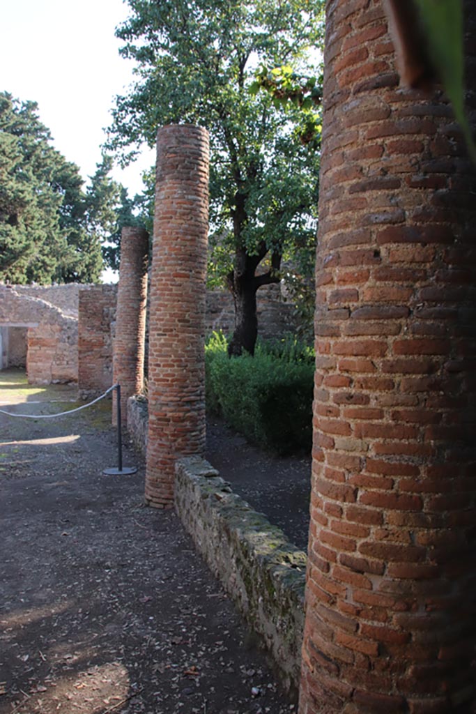 VIII.5.16 Pompeii. October 2022.
Looking east along columns on portico. Photo courtesy of Klaus Heese.