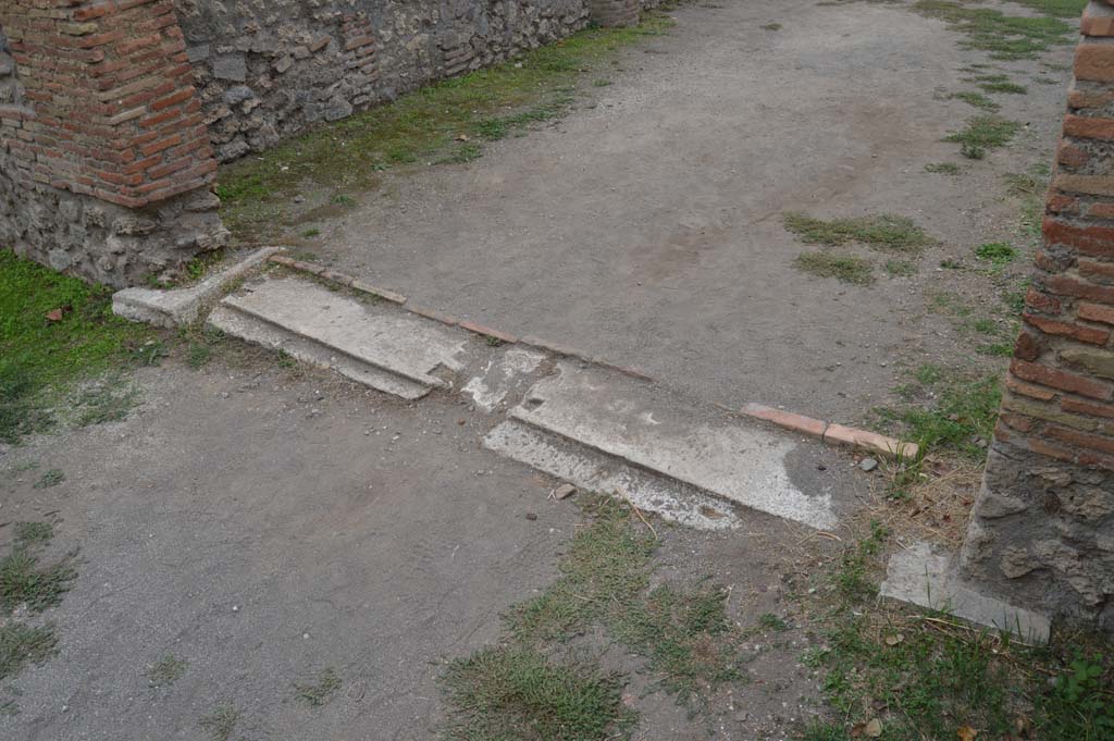 VIII.5.16 Pompeii. October 2017, Doorway threshold leading west to north portico.
Foto Taylor Lauritsen, ERC Grant 681269 DÉCOR.