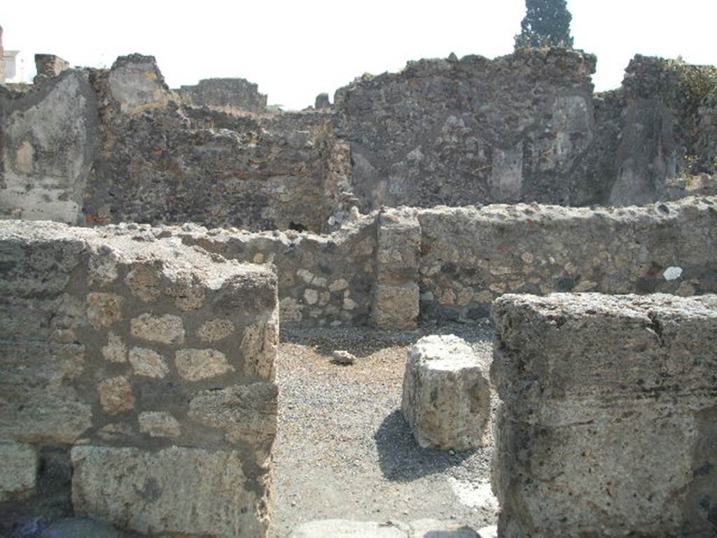 VIII.5.18 Pompeii. Small dwelling with Shop. May 2005. Entrance.