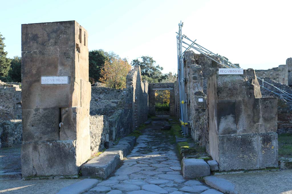 Small roadway, Pompeii. December 2018.
Looking south between VIII.5.19, on left, and VIII.5.11, on right.
VIII.5.18 is the small doorway in the side road, left of centre. Photo courtesy of Aude Durand.