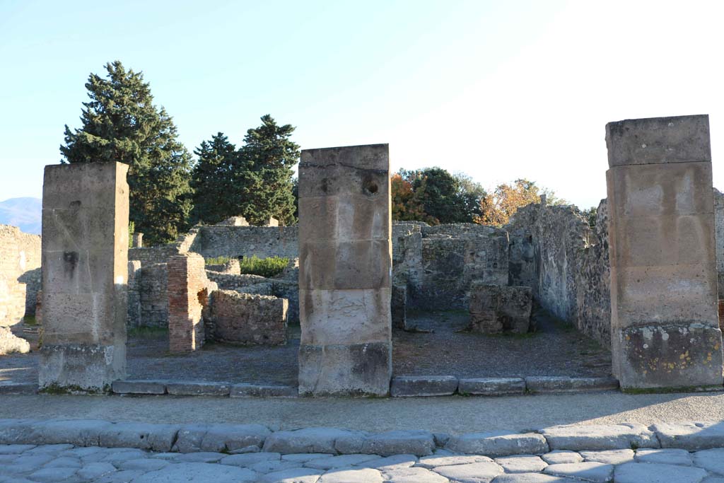 Via dell’Abbondanza, Pompeii. South side. December 2018.
Looking south towards VIII.5.22, centre left, and VIII.5.21, on right. Photo courtesy of Aude Durand.