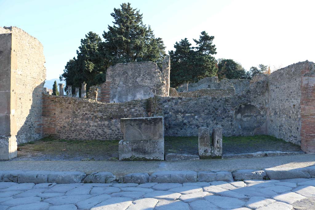 VIII.5.27 Pompeii, on left, VIII.5.26, in centre, and VIII.5.25, on right. December 2018.
Looking south to entrance doorways on Via dell’Abbondanza. Photo courtesy of Aude Durand.