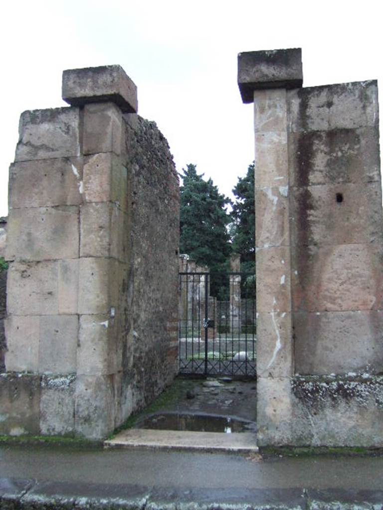 VIII.5.28 Pompeii. December 2004.   Entrance.