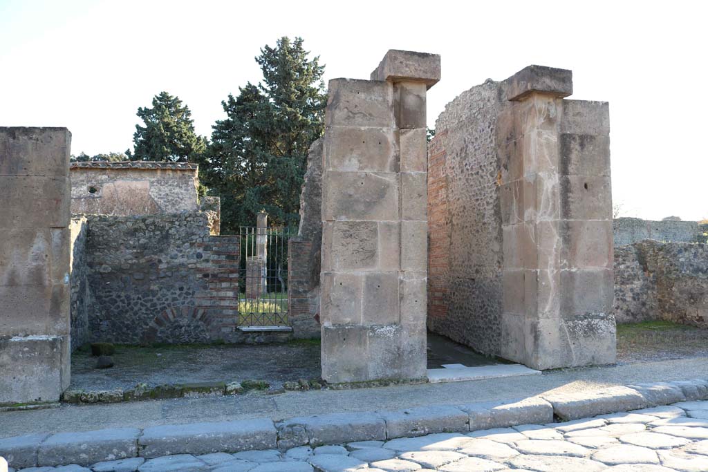 VIII.5.29 Pompeii, on left, and VIII.5.30. December 2018.
Looking south to entrance doorways on Via dell’Abbondanza. Photo courtesy of Aude Durand.