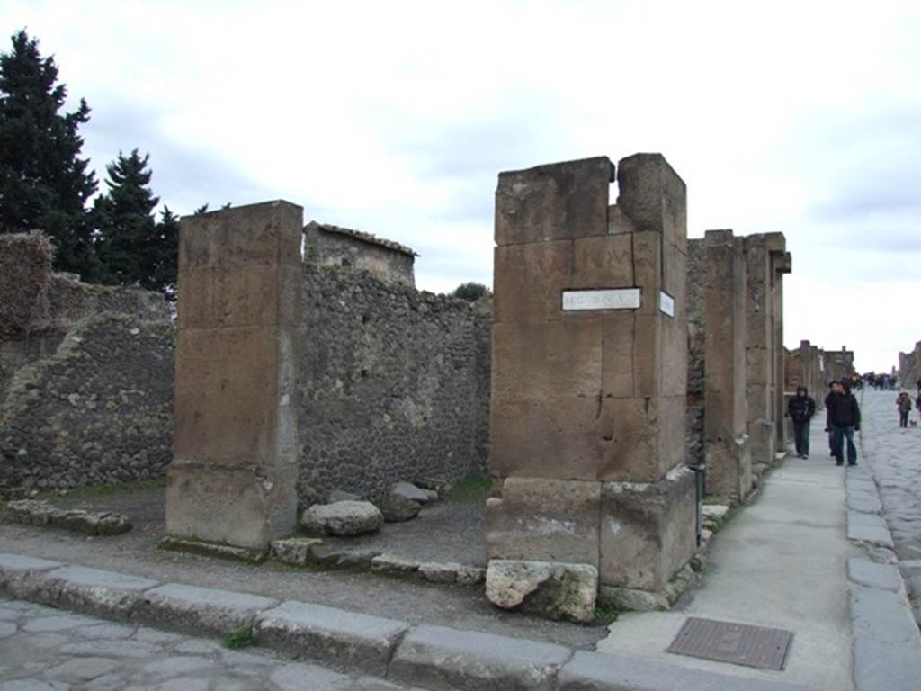 VIII.5.31 Pompeii. Shop. December 2007. Entrance on Via dei Teatri, with Via dell’ Abbondanza on the right.