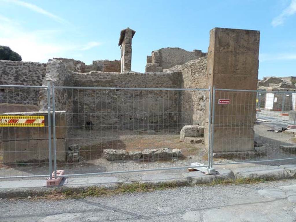 VIII.5.32 Pompeii. September 2015. Looking west to entrance doorway.