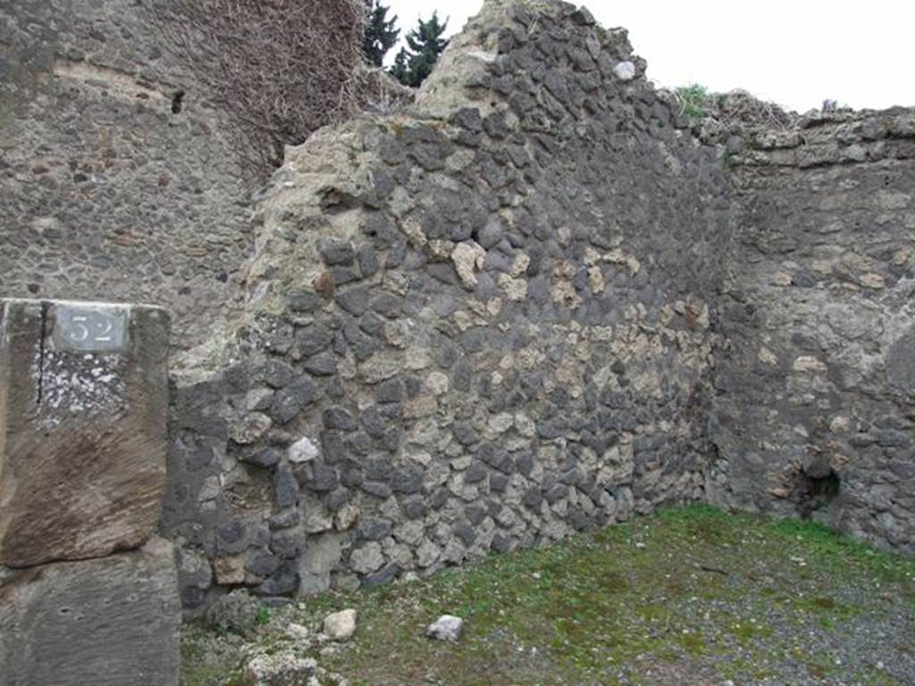 VIII.5.32 Pompeii. Shop. December 2007. South wall.